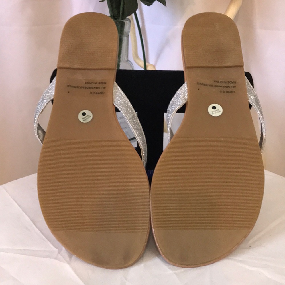 NWOB Charlotte Russe T Strap Sandal - Picture 2 of 3